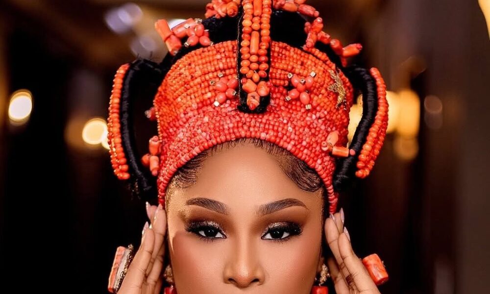 Who Says Edo Brides Must Wear Red? This Black & Gold Look Is Breathtaking!