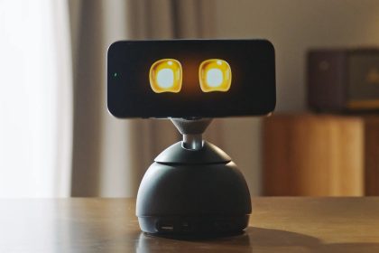 CES 2026: This Motorized Dock Turns Your iPhone Into a Tracking AI Robot