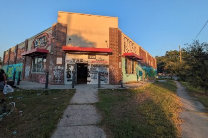 Tienda de segunda mano. Clínica. Lugar de encuentro. Centro se convierte en espacio vital en medio de la crisis de vivienda y drogas