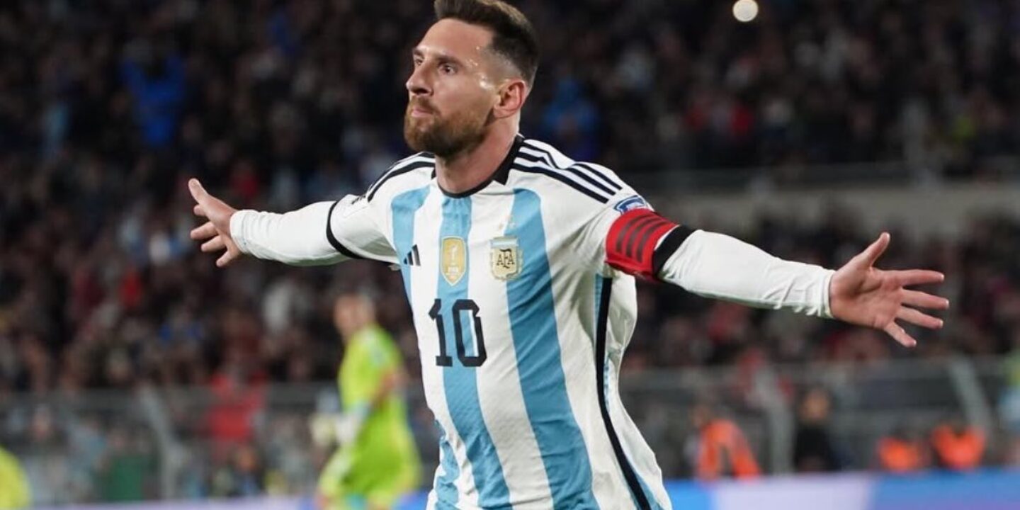 Lionel Messi returns to Camp Nou