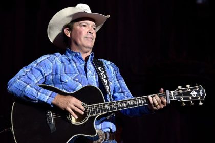Country singer Clay Walker admits to worsening MS symptoms nearly 30 years after diagnosis