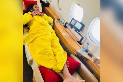 चार्टर प्लेन में आराम, डिफेंडर और पोर्श कार का काफिला, कभी हाथी व ऊंठ की सवारी… ऐसा है सतुआ बाबा का जलवा