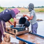 Springs residents defy authorities in hunt for gold