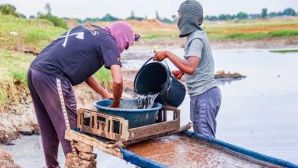 Springs residents defy authorities in hunt for gold