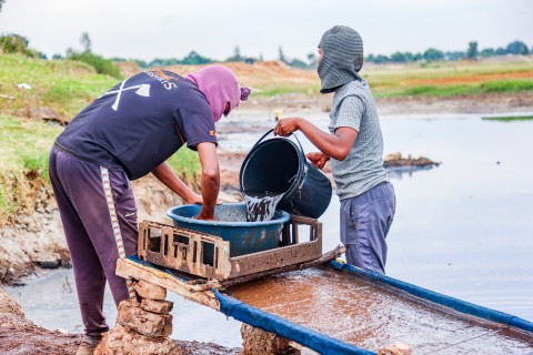 Springs residents defy authorities in hunt for gold