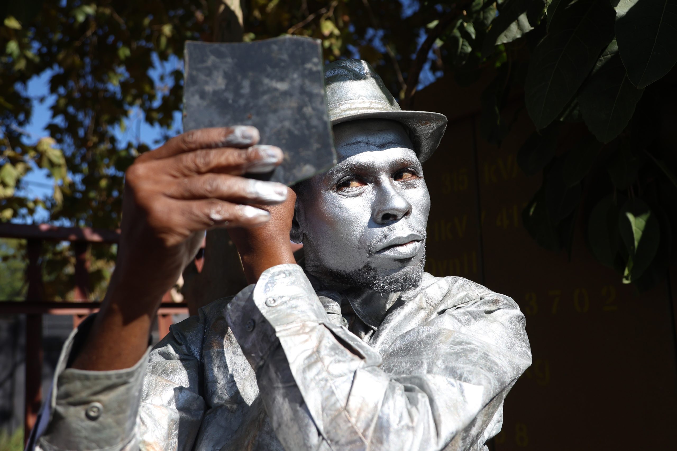 LET ME ENTERTAIN YOU: Joburg’s ‘silver men’ on the politics and paint of street performing