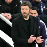 Carrick shrugs off Scholes dig as Man United gear up for Villa test