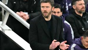 Carrick shrugs off Scholes dig as Man United gear up for Villa test