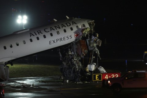Runway collision kills two pilots, shutters New York airport